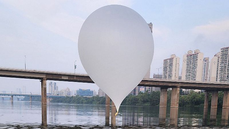 Globos aerostáticos sobrevuelan las Coreas como guerra de propaganda | Ver