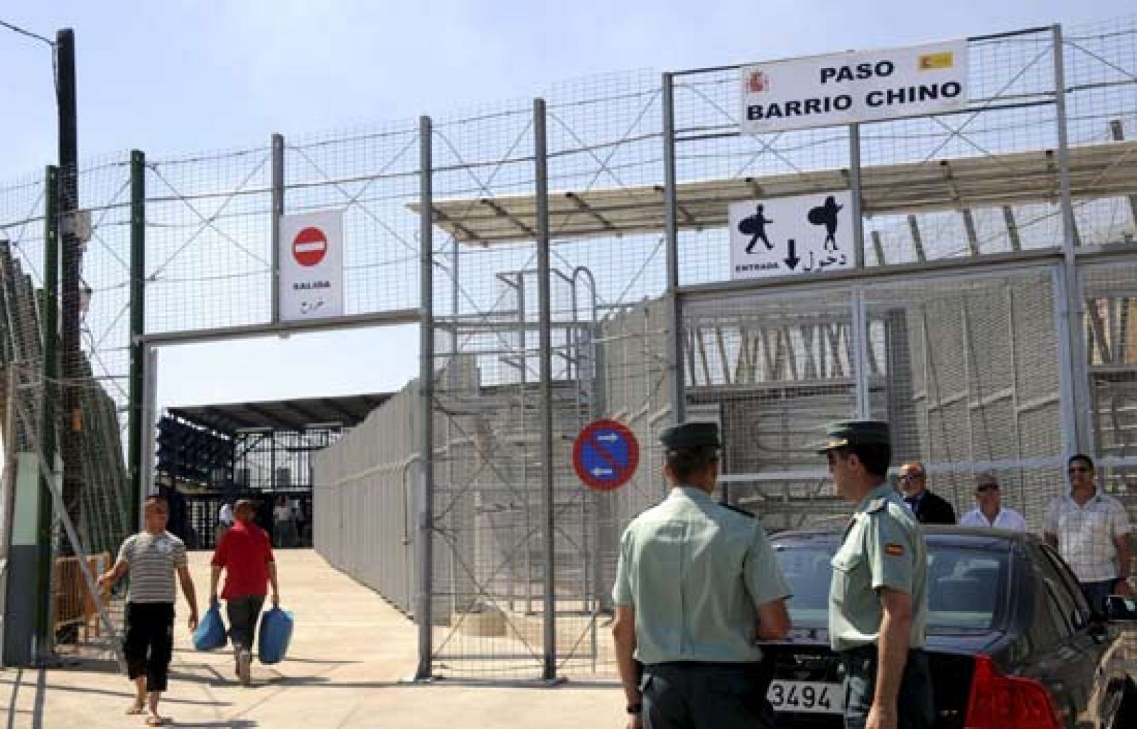 Actualmente, sólo unas 180 personas lo cruzan a diario. La mayoría son trabajadores, aunque también hay un grupo de niños, casi todos con doble nacionalidad, que estudia en el lado español. Cuando el cole acabe, la frontera se cerrará para los alumnos. 