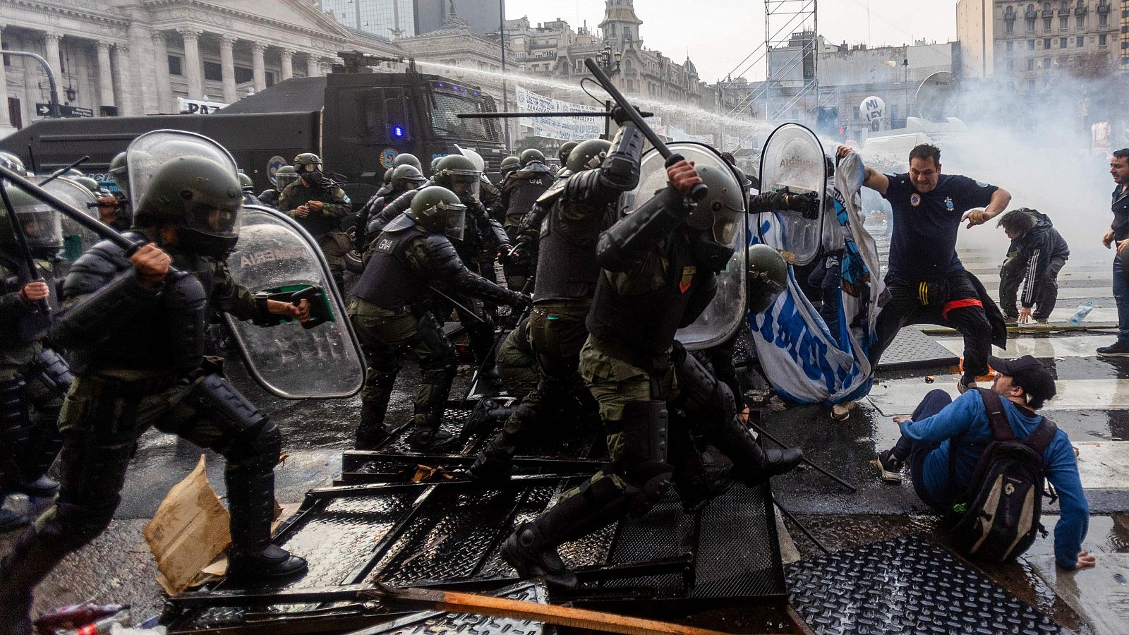 Miles de argentinos protestan contra la "ley de bases"