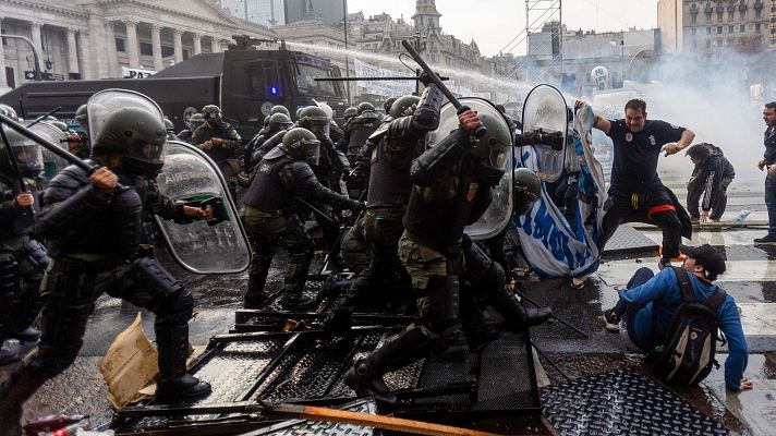 La aprobación de la "ley de bases" en Argentina provoca la protesta de miles de manifestantes