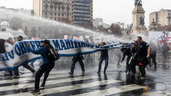 Telediario 1 - Miles de argentinos protestan en contra de la ley de bases de Milei aprobada en el Senado