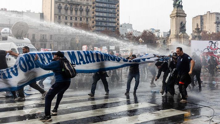 Miles de argentinos protestan en contra de la ley de bases de Milei aprobada en el Senado