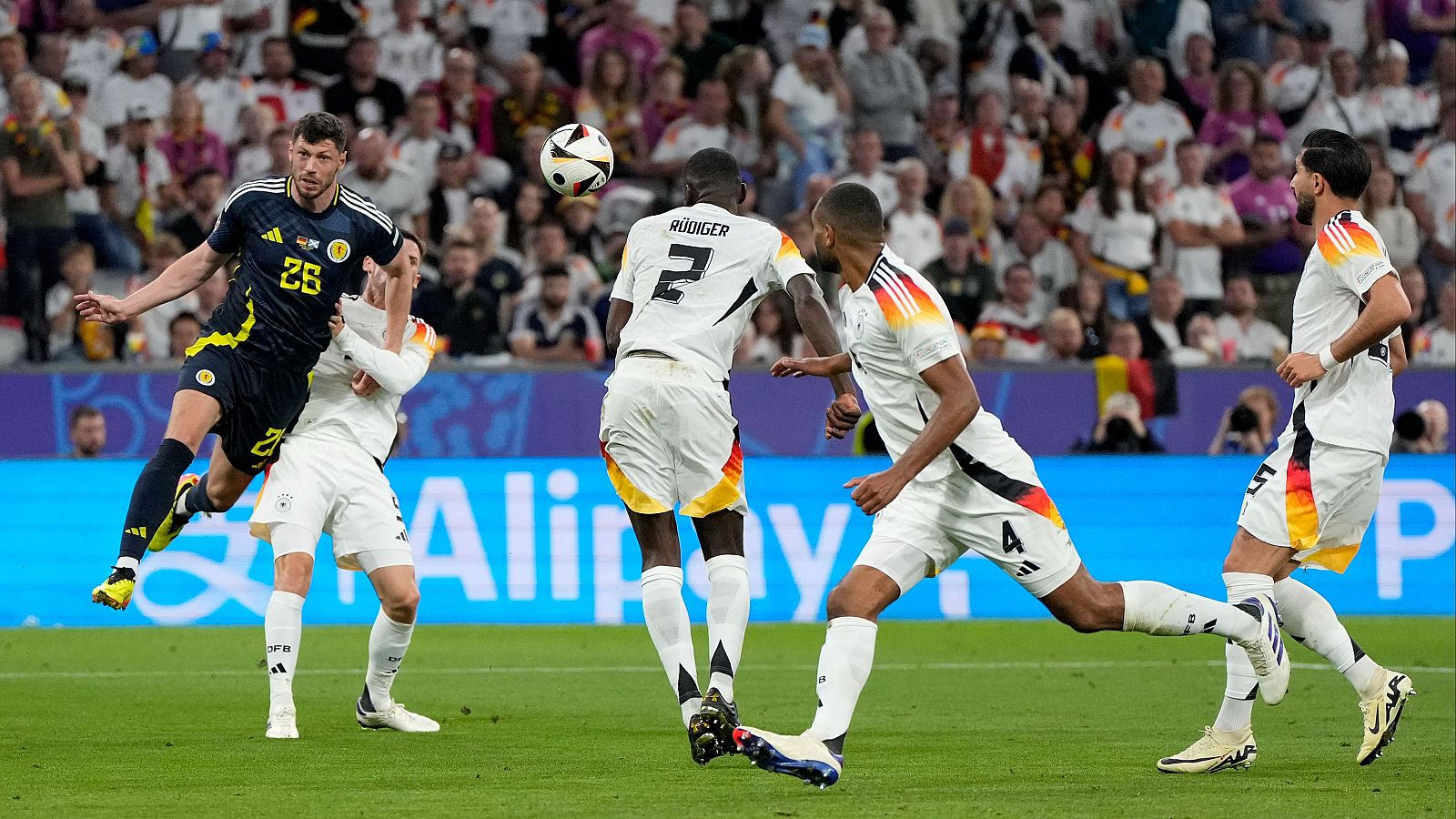 Cabezazo de Rüdiger en propia puerta que supone el 4-1 en el marcador