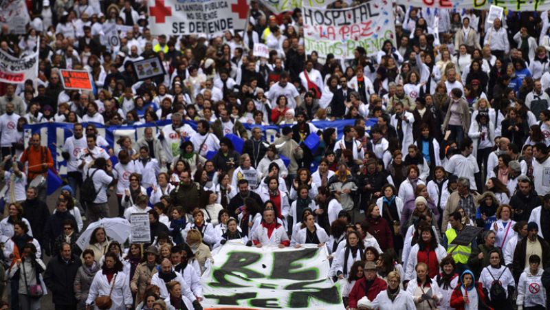 Miles de "batas blancas" marchan en Madrid contra la privatización sanitaria