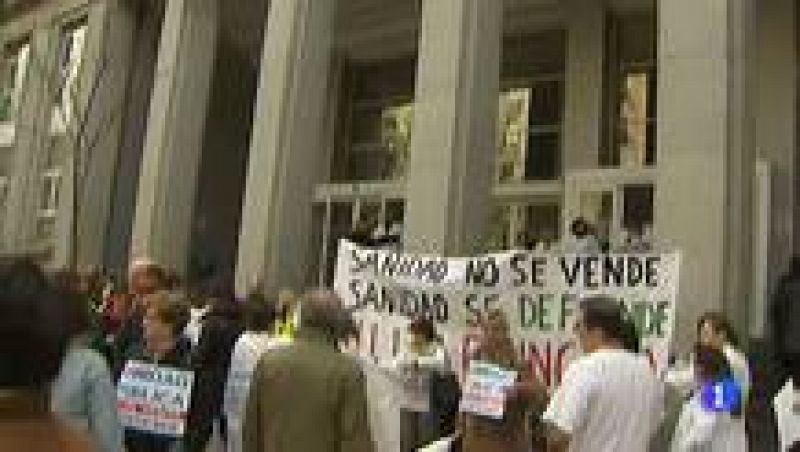Miles de "batas blancas" marchan en Madrid contra la privatización sanitaria