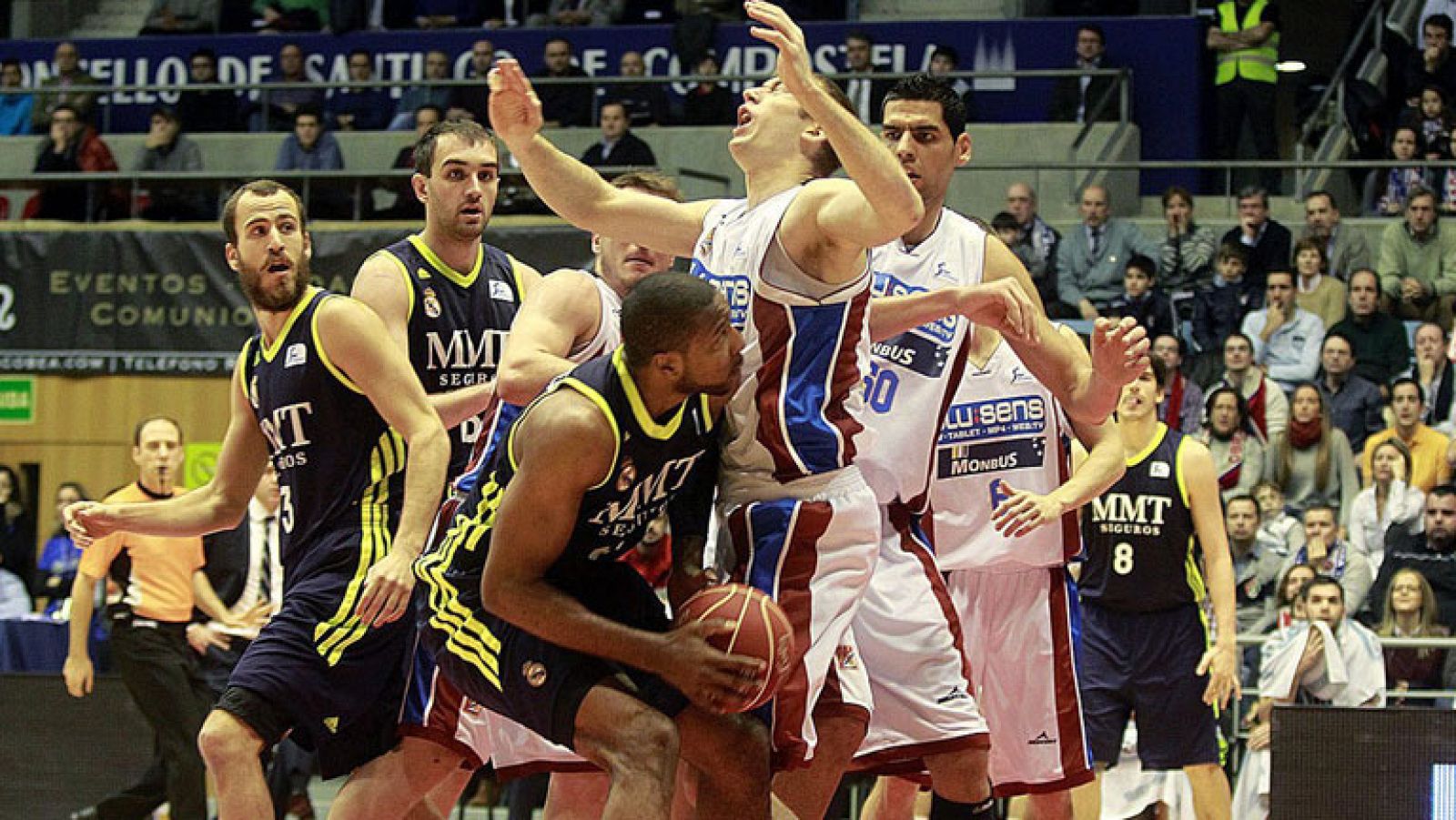 El Madrid sigue invicto y el Barça cosecha una nueva derrota