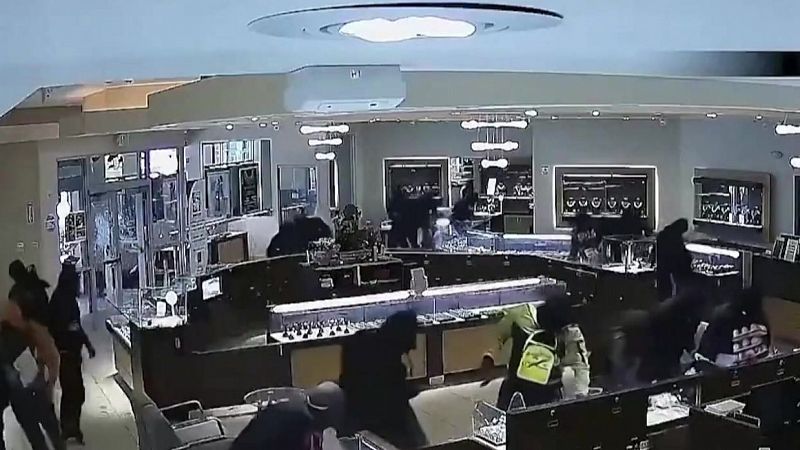 Una veintena de ladrones irrumpe en una joyería en California