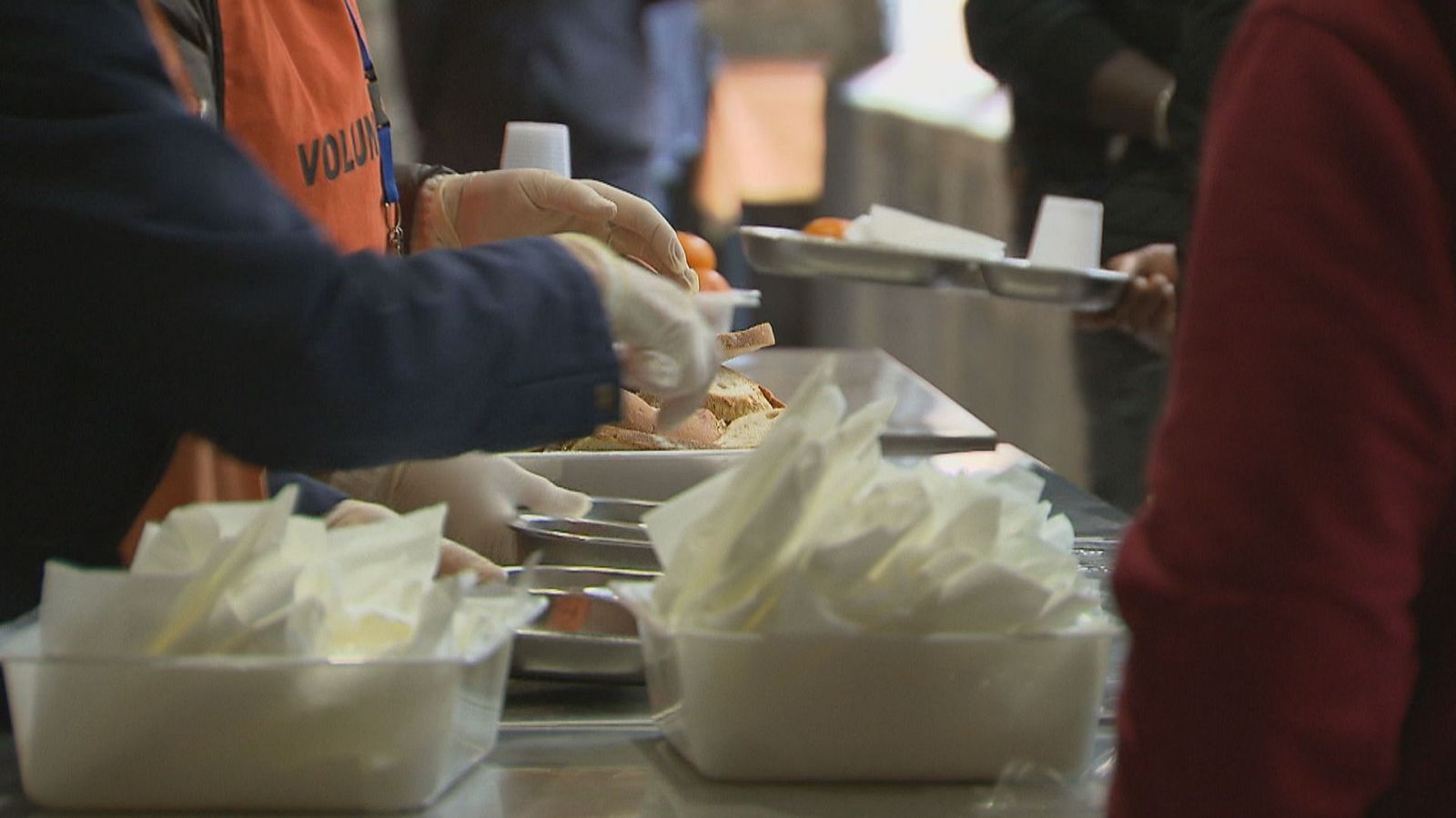 Augmenten les peticions d'ajuda mentre cauen les donacions - L'Informatiu | Veure