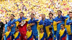 Eurocopa 2024: los jugadores de Ucrania, envueltos en su bandera antes del partido contra Rumanía