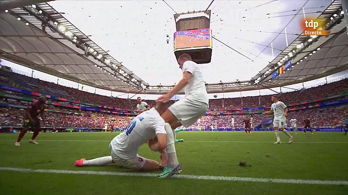 Hancko queda noqueado tras salvar una ocasión clarísima de Bakayoko para Bélgica