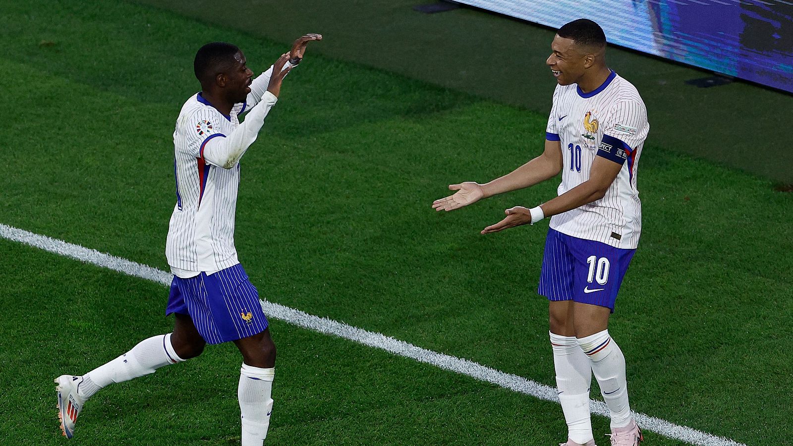 Un gol en propia puerta da a Francia su primer tanto en la Eurocopa
