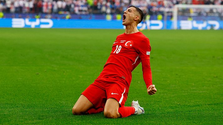  - Golazo de Muldur de volea que pone la ventaja en el marcador para Turquía