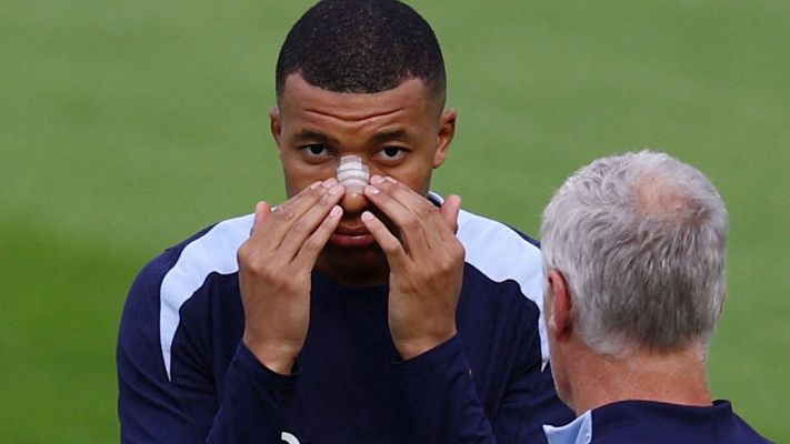 Mbappé y Deschamps bromean en un entrenamiento de Francia sobre cómo rematar de cabeza con la nariz rota