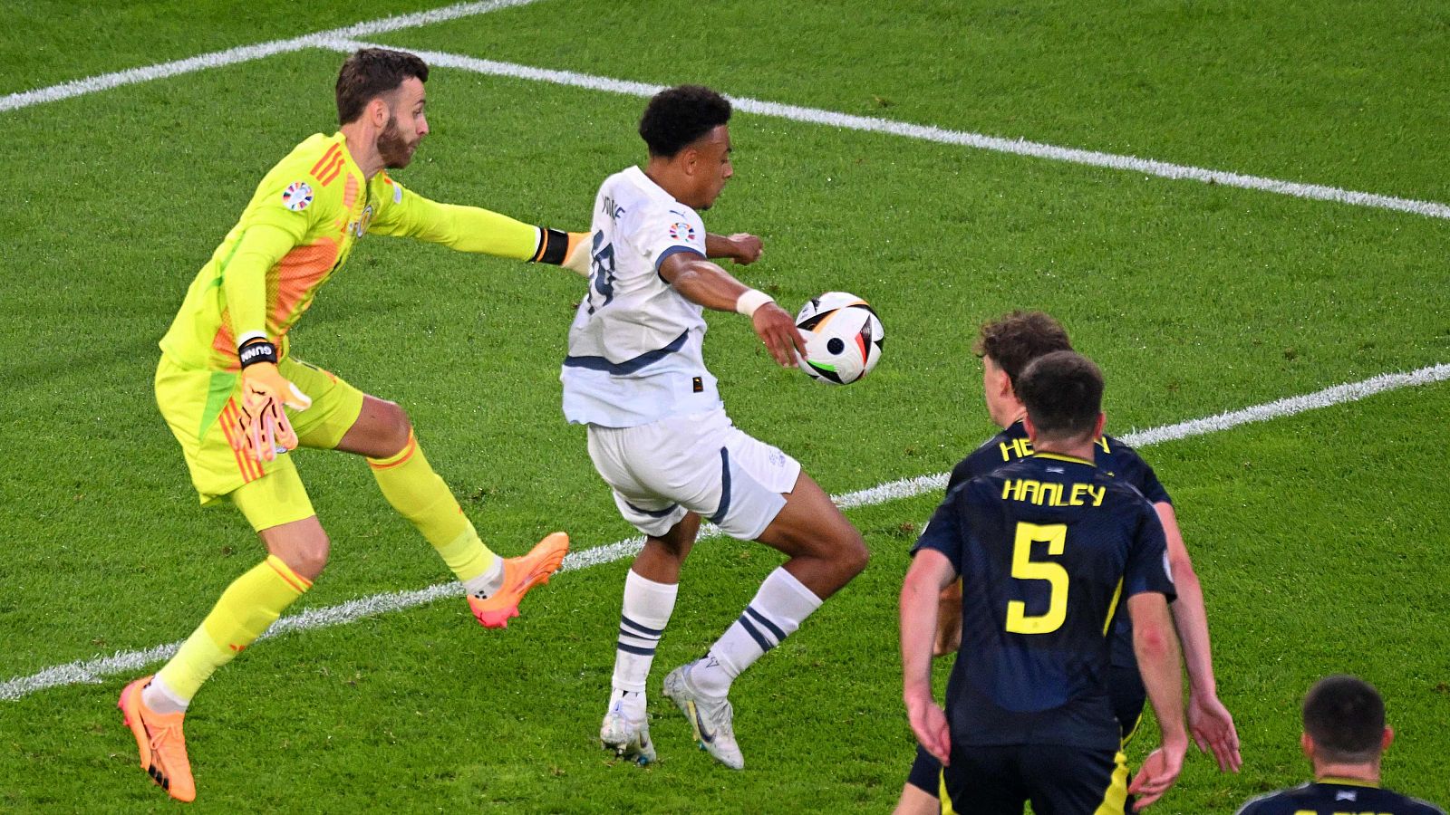 Parada de Gunn (min. 31) Escocia - Suiza (1-1) | Eurocopa 2024 - Eurocopa | Ver