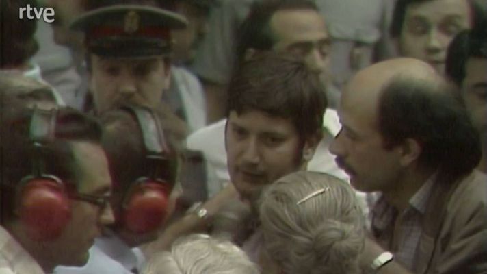 Arxiu TVE Catalunya - Surt un dels treballadors segrestats