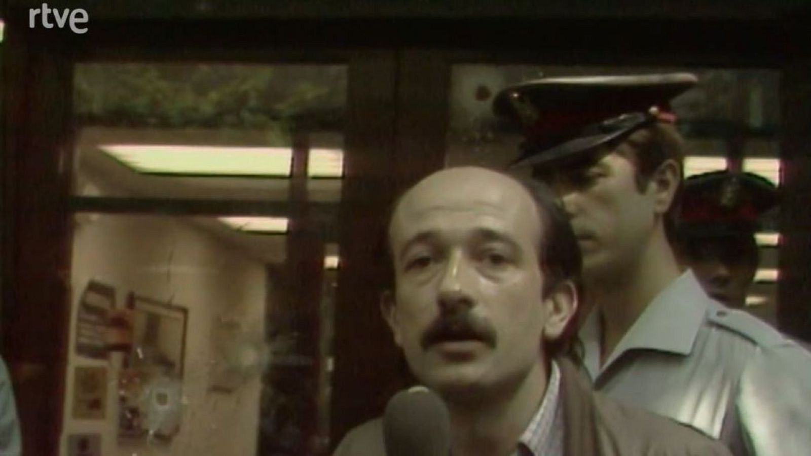 La policia ocupa l'oficina - Atracament a l'Hispano Americano | Veure