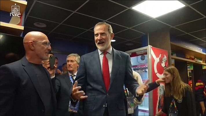 Eurocopa - La felicitación del rey Felipe VI a los jugadores de la selección tras el España - Italia