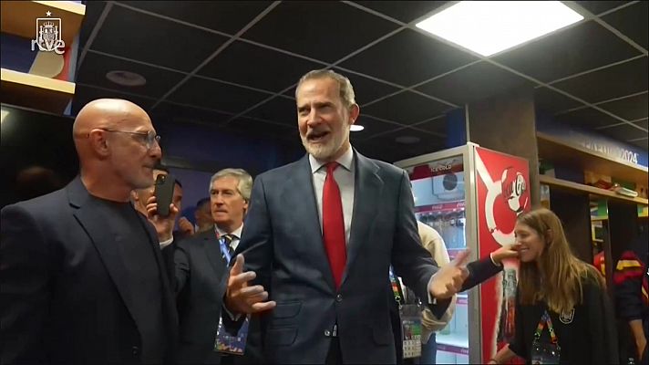 La felicitación del rey Felipe VI a los jugadores de la selección tras el España - Italia