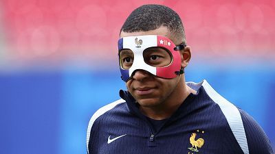 Mbappé y su máscara, centro de atención antes del Países Bajos - Francia