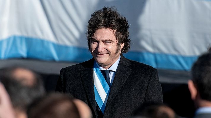 Telediario 1 - El PP niega malestar por el acto de Ayuso con Milei y el Gobierno critica el silencio de Feijóo