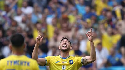 Roman Yaremchuk adelanta a su equipo: Eslovaquia - Ucrania (1-2. min 80) | Eurocopa