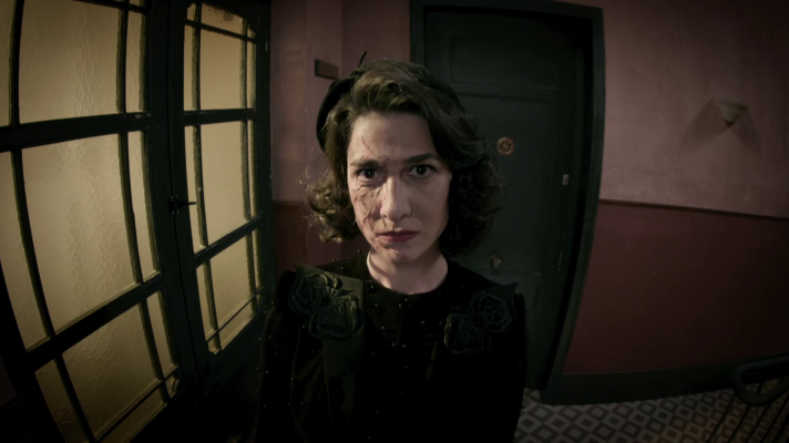 Salón de té La Moderna - Matilde cree ver a Carla por la mirilla