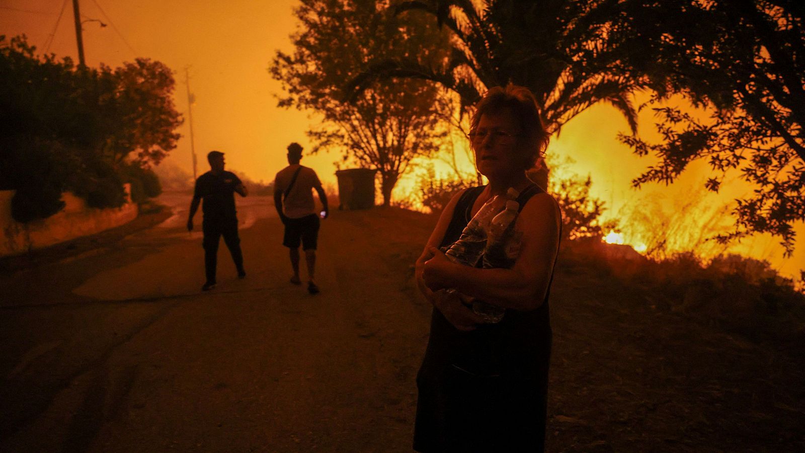 Una decena de incendios en Grecia y lluvias e inundaciones en Suiza y Chile