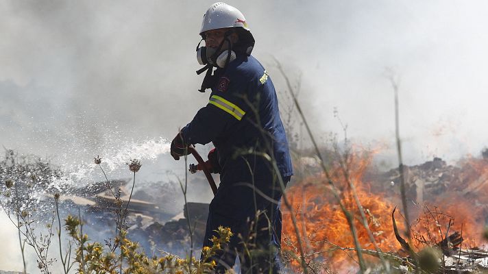 Detenidas en Grecia 13 personas por lanzar supuestamente artefactos de pirotecnia causando el incendio en la isla de Hidra