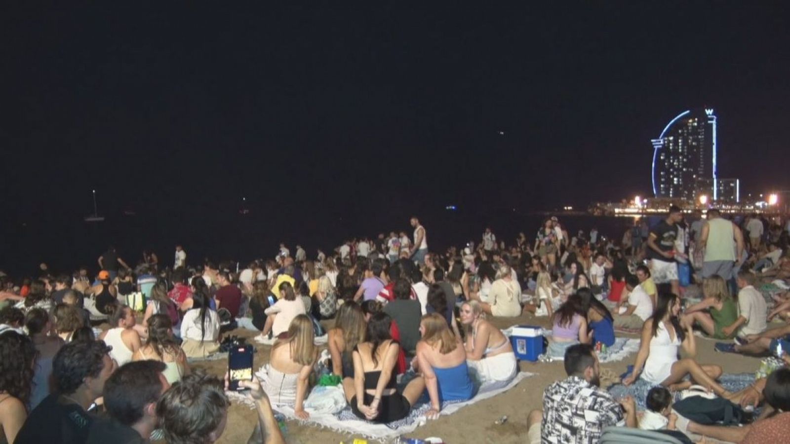 Les platges de Barcelona esperen rebre unes 80.000 persones per celebrar la revetlla - L'Informatiu | Veure