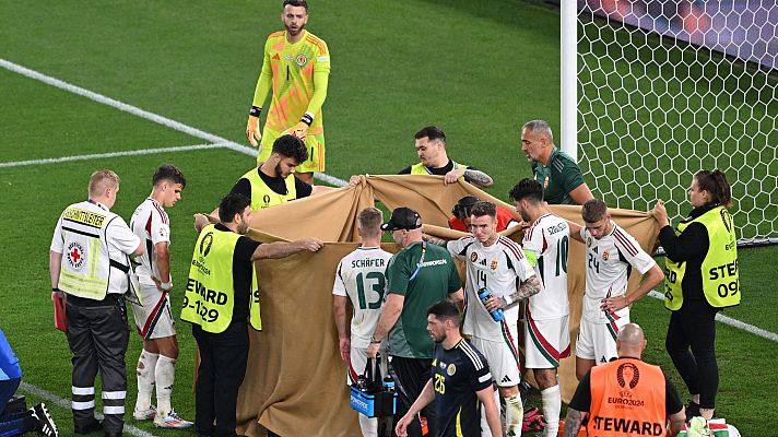 Eurocopa - Barnabás Varga, evacuado en camilla tras un golpe contra Gunn, el portero de Escocia