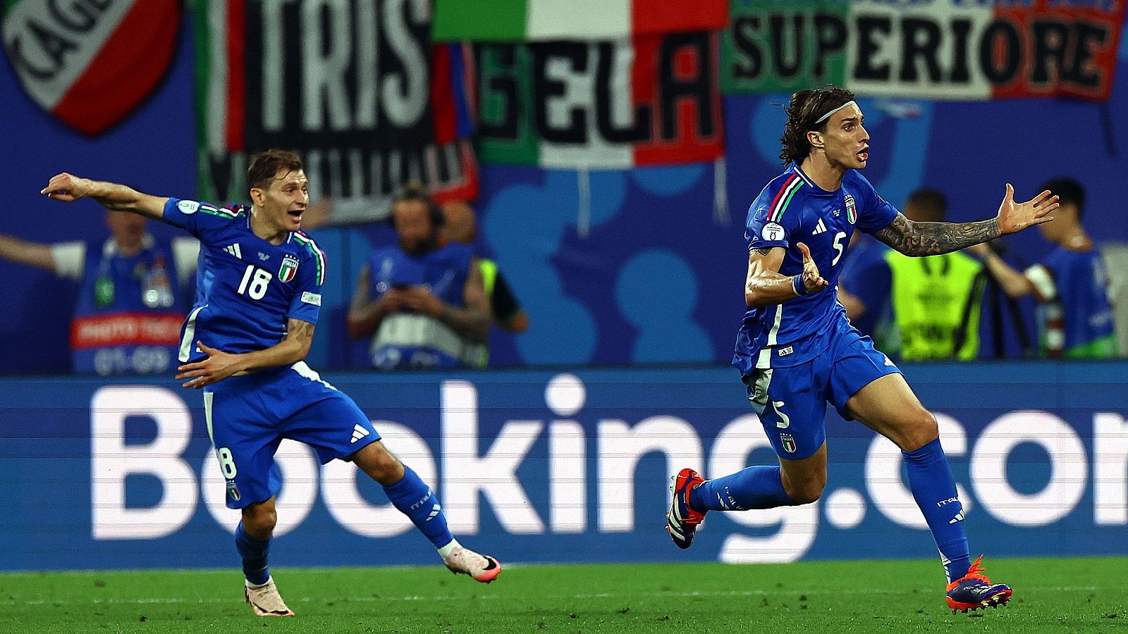 Italia tira de épica para empatar el partido en el minuto 98
