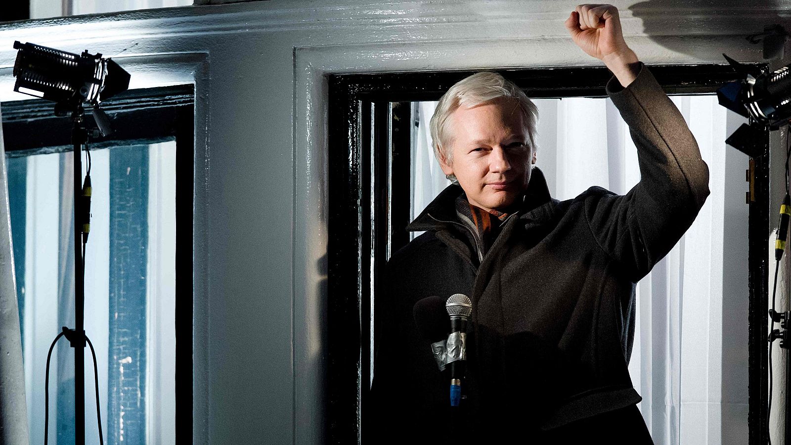 Assange sale de prisión tras llegar a un acuerdo con EE.UU.