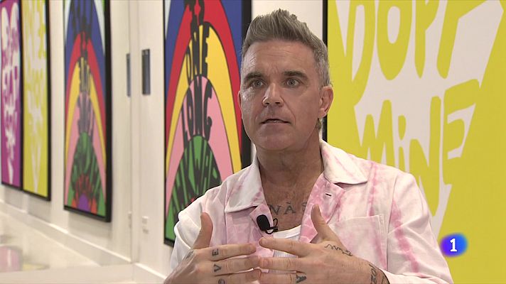 L'Informatiu - Robbie Williams exhibeix al Moco la seva faceta allunyada de la música