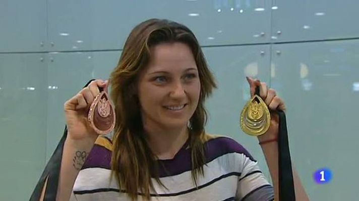 Melani Costa luce ya sus medallas en casa