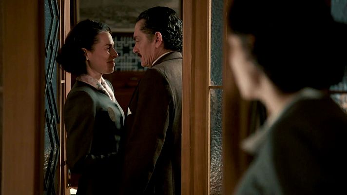 Salón de té La Moderna - Doña Lázara besa en la mejilla a don Fermín