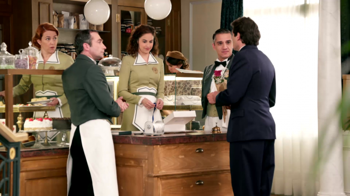 Salón de té La Moderna - Miguel le da una rosa a Trini delante de todos