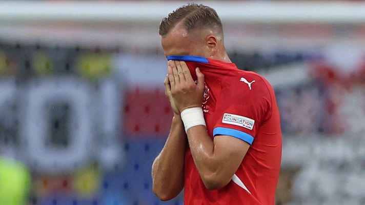 Eurocopa - Expulsión de Barak por doble amarilla tras un pisotón a Ozcan