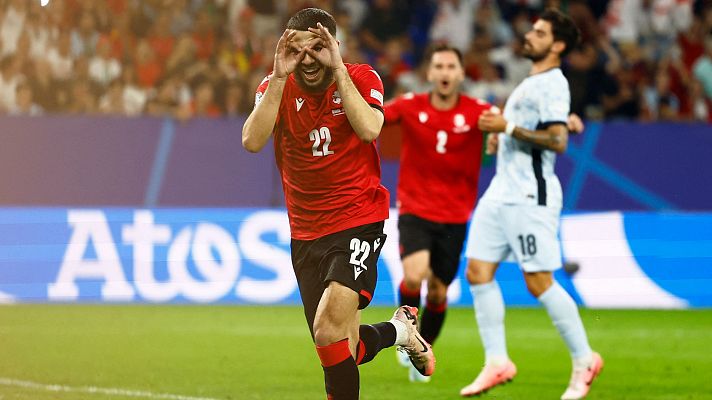 Mikautadze hace el 2-0 de penalti y se convierte en el pichichi de la Eurocopa