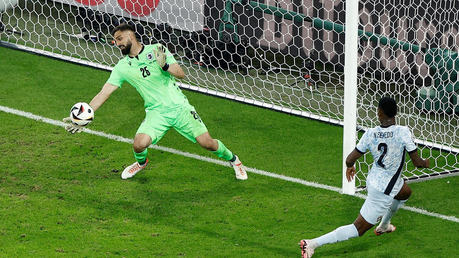 Mamardashvili vuelve a destacar en la victoria frente a Portugal