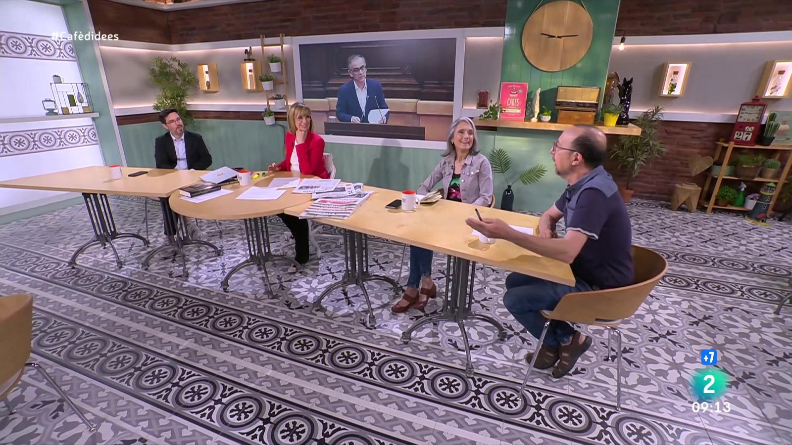 Gemma Nierga entrevista Jéssica Albiach. Cruz Sánchez de Lara presenta 'En la corte de la zarina'. I coneixem el festival que organitza l'Acústicament