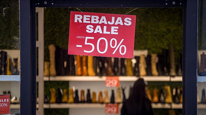 Telediario 1 - Primer día de rebajas: los comercios buscan compensar la caída de ventas en los últimos tres meses