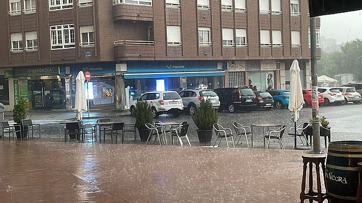 Nubosidad y chubascos acompañados de tormenta con bajada de temperaturas para hoy viernes