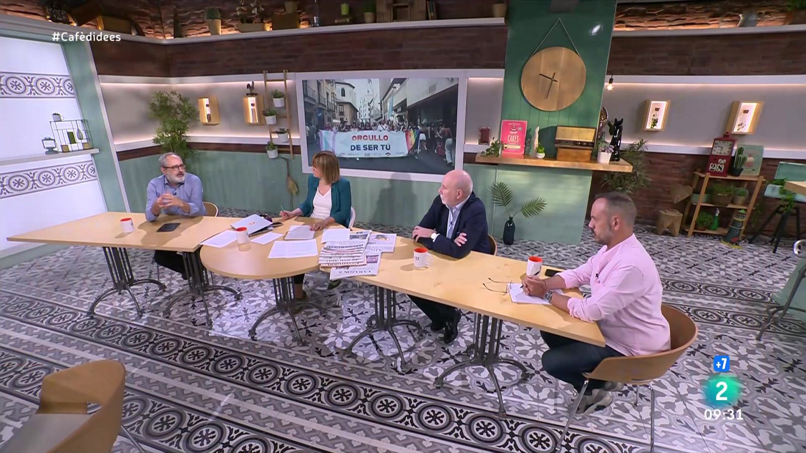 Gemma Nierga entrevista David Fernàndez. Emma Vilarasau i Dani de la Orden presenten el 'Casa en flames'. I Anna Bosch parla del debat electoral als EUA