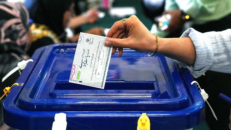 El Gobierno de Irán prolonga la votación en las presidenciales hasta medianoche ante el escepticismo del electorado