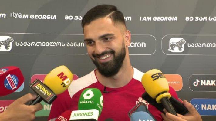 - Giorgi Mamardashvili bromea con los periodistas en la previa del partido contra España