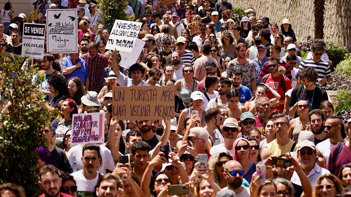 Miles de personas denuncian en Málaga la subida de precios de la vivienda que acarrea la masificación turística