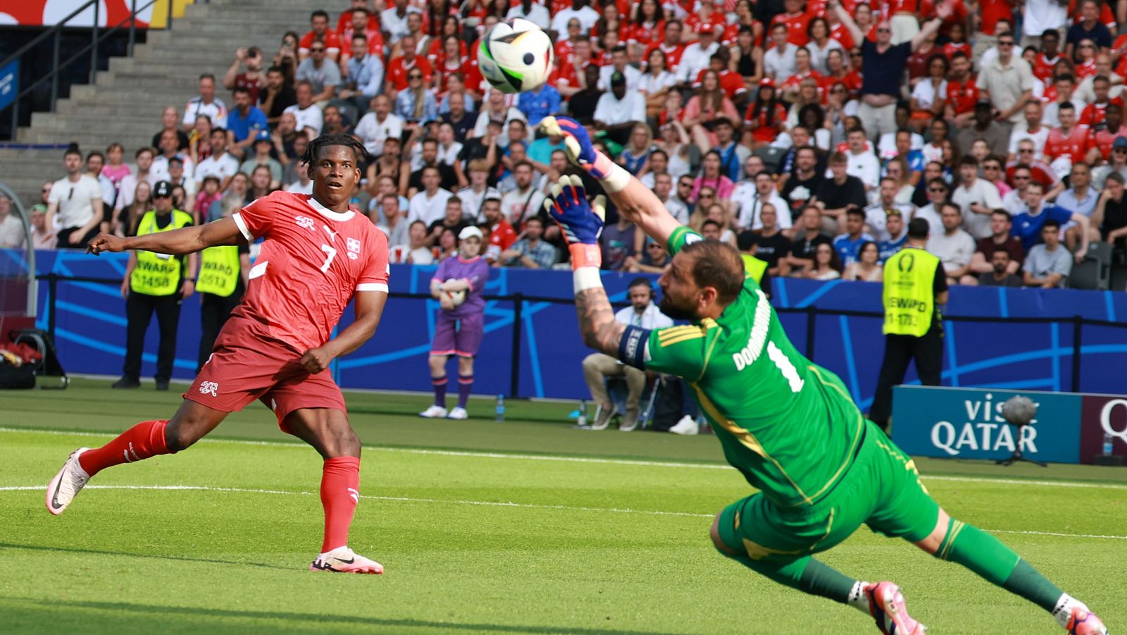 Paradón de Donnarumma (24') Suiza - Italia | Eurocopa 2024