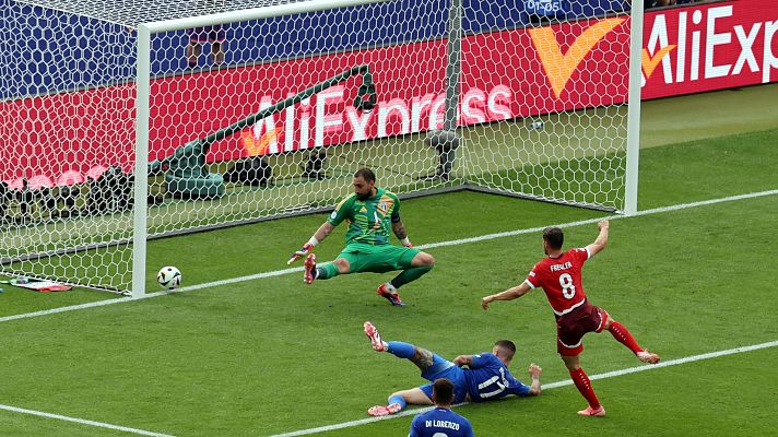Control y volea a la red: así abrió Freuler el marcador para Suiza ante Italia
