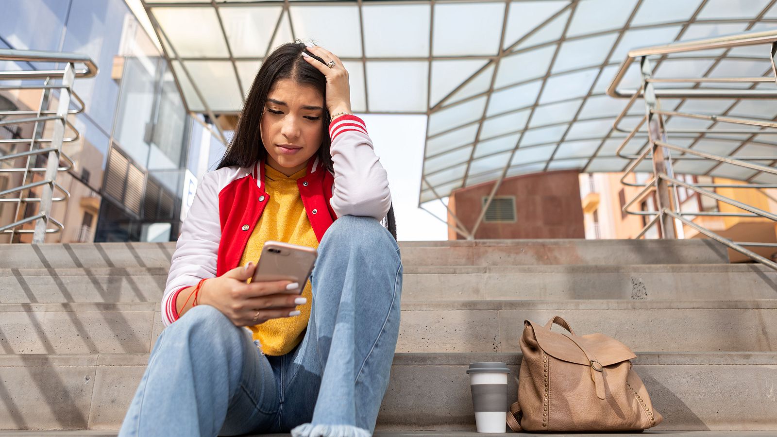 Crece el acoso en plataformas de venta de ropa | Ver