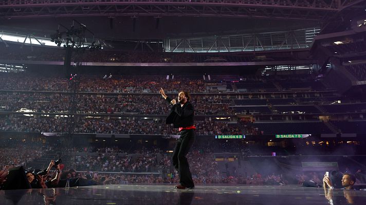 Manuel Carrasco cierra su gira en un Santiago Bernabéu que colgó el cartel de completo